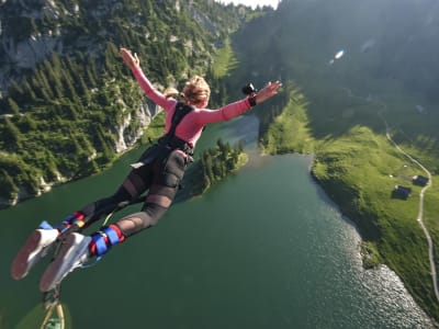 Saut à l'élastique depuis le téléphérique du Stockhorn près d'Interlaken (134m)