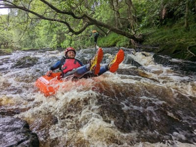 Wildwasser-Tubing auf dem Fluss Nith, in der Nähe von Galloway