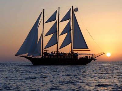 Dinner-Kreuzfahrt bei Sonnenuntergang mit Besuch des Vulkans Nea Kameni ab Santorin