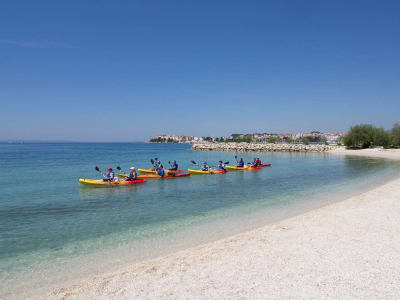 Kayak de mar en la bahía de Podstrana, cerca de Split