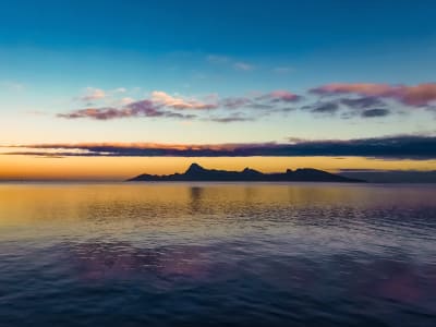 Balade en bateau privée au coucher du soleil à Tahiti