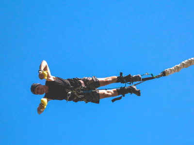 Bungee-Jumping vom Viaduc de l'Auzon (50 Meter), bei Chateauroux