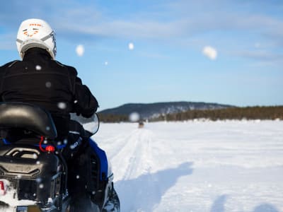 Safari en moto de nieve y experiencia con renos en el lago Inari desde Ivalo