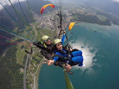 Tandem-Gleitschirmflug über dem Genfersee, bei Montreux