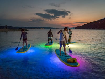 Excursión nocturna en SUP Glow desde la playa de Stobrec en Split