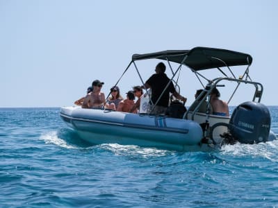 Rundfahrt mit dem Boot um Ios vom Strand Mylopotas aus