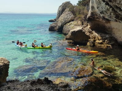 Excursión en kayak de mar en las grutas de los acantilados de Bonifacio desde Piantarella