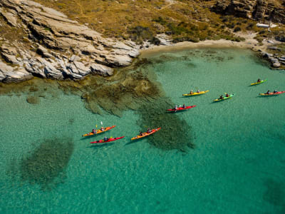 Excursion guidée en kayak de mer dans la baie de Naoussa au départ de Paros Nord