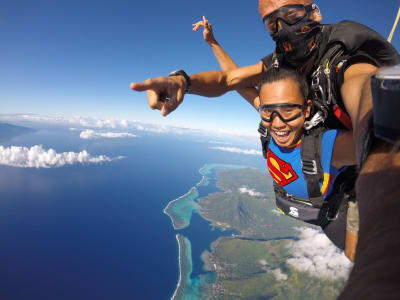 Paracaidismo en tándem en Moorea, Polinesia Francesa