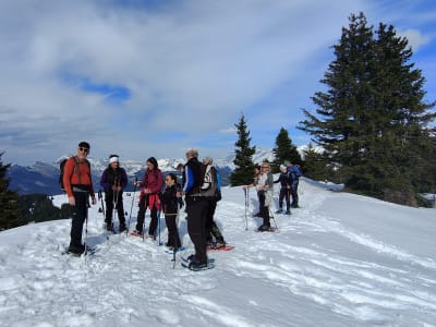 Schneeschuhwandern auf dem Salève-Plateau, in der Nähe von Genf