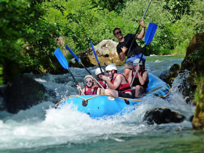 Rafting avec sauts de falaise dans la rivière Cetina près d'Omiš