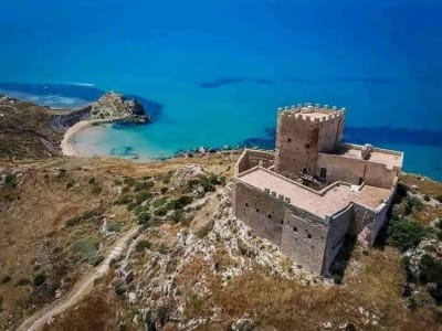 Excursión en barco con todo incluido a la Reserva Natural de Punta Bianca y al Castillo de Palma di Montechiaro en Agrigento, Sicilia