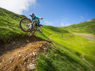 Descenso en bicicleta de montaña en el Bike Park de Cauterets