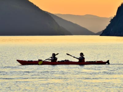 Excursion kayak de mer au coucher du soleil dans le fjord du Saguenay près de Tadoussac
