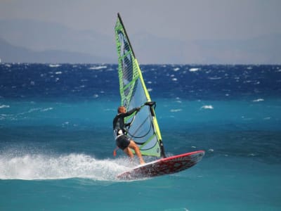 Clases de windsurf en la playa de Psalidi en Kos