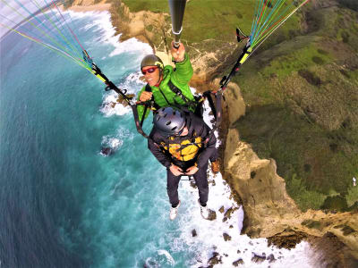 Vuelo en parapente biplaza cerca de Lisboa sobre Praia das Bicas