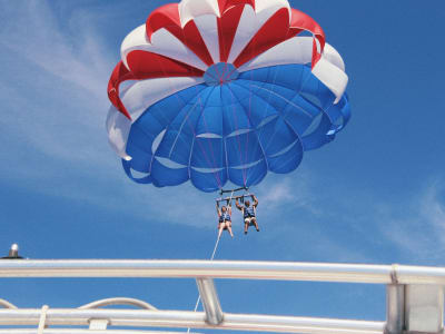 Vuelo de parasailing en Sitges, cerca de Barcelona