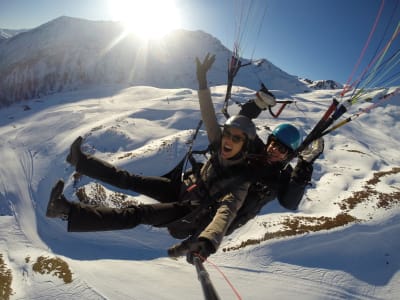 Vuelo en parapente biplaza en invierno en Klosters, Suiza