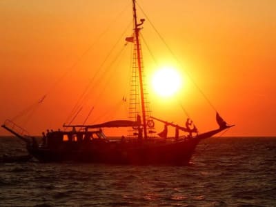 Crucero en barco al atardecer desde Mykonos