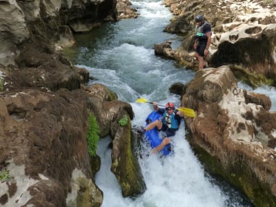 Descente intégrale du Canyon du Diable en bouée raft, près de Montpellier