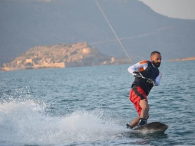 Boot Wakeboarding Sitzung in Elounda