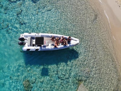Tour panoramique de Ios en bateau depuis la plage de Mylopotas