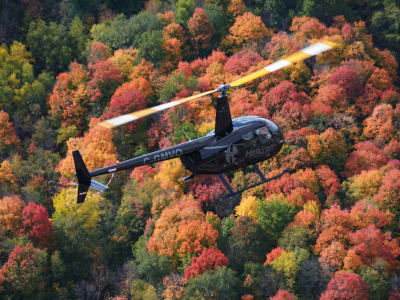 Hubschrauberflug über die Wälder von Quebec von Montreal aus