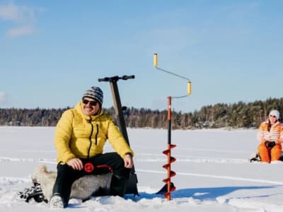 Excursión de pesca en hielo en motos de nieve eléctricas por el lago Saimaa desde Puumala