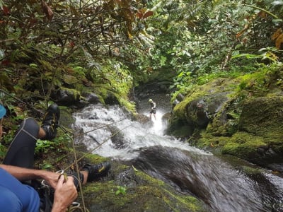 Barranquismo en el cañón de Vaipurau, en Tahití