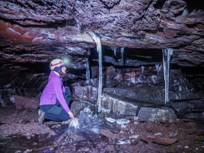 Lavahöhlenforschung in der Lavaröhre Raufarhólshellir, in der Nähe von Reykjavík