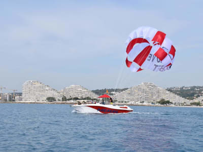 Parasailing en la bahía de Anges, cerca de Antibes