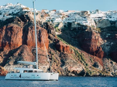 Croisière semi-privée en catamaran d'une journée d'Oia à Vlychada, Santorin