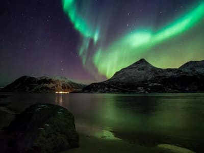 Paseo para ver auroras boreales en un catamarán de lujo desde Tromsø