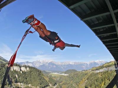 Bungee-Springen aus 192 Metern Höhe an der Europabrücke, Innsbruck