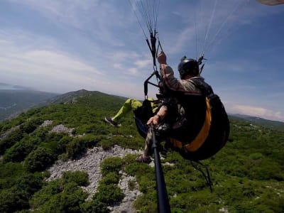 Tandem-Gleitschirmflug über Bjelopolje in der Nähe des Nationalparks Plitvicer Seen