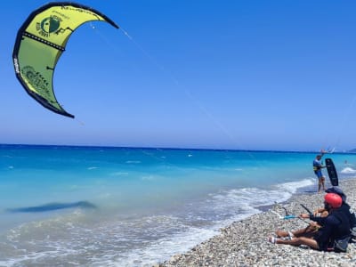 Cours de kitesurf pour débutants sur la plage de la baie d'Ialysos à Rhodes