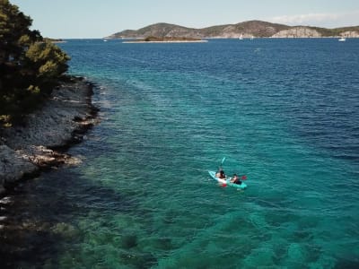 Alquiler de kayak de mar en la playa de Bonj en Hvar