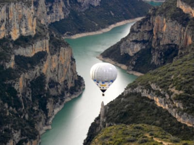 Heißluftballonfahrt über Congost de Mont-rebei von Montsec aus