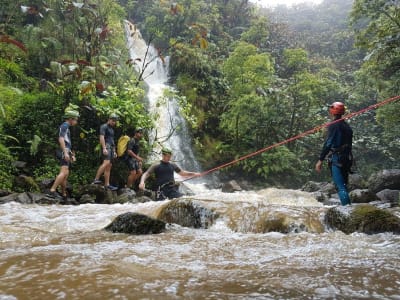 Canyoning-Ausflug in den Lavatubes auf Tahiti
