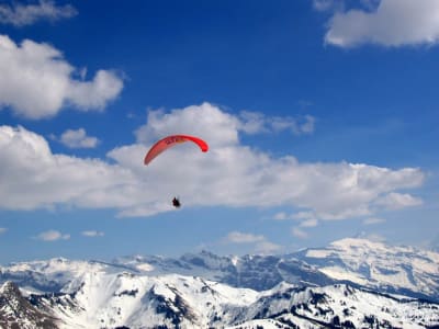 Vuelo en parapente biplaza de invierno sobre Les Gets, Portes du Soleil en los Alpes