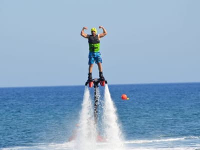 Flyboard en la playa de San Jorge de Santorini