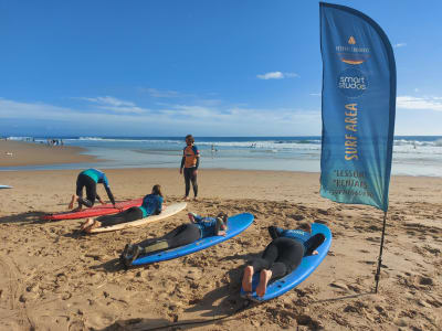 Cours de surf à la plage de Carcavelos, près de Lisbonne