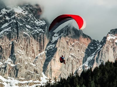 Vol d'hiver en parapente en tandem au-dessus des Dolomites depuis Kronplatz