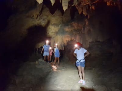 Höhlenentdeckung in den Bergen von Saint-Guilhem-le-Désert, in der Nähe von Montpellier