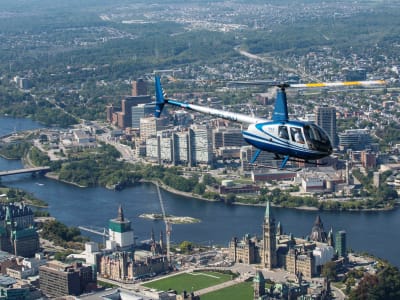 Hubschrauberflug über Gatineau von Ottawa aus