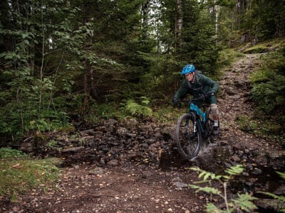 Descenso intermedio en bicicleta de montaña en Lillomarka, cerca de Oslo