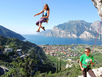 Escalada guiada de varios largos cerca de Arco, Lago de Garda