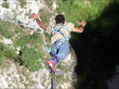 Puenting desde el puente de Artuby (182 m), en Verdon