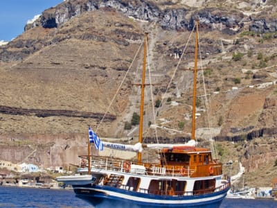 Crucero en barco al atardecer y el volcán de Santorini desde Oia