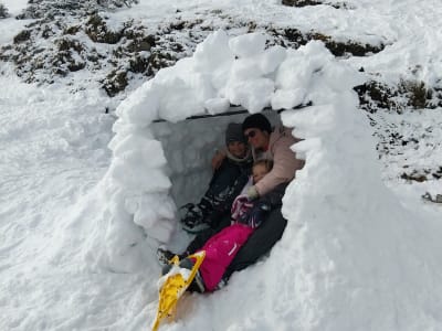 Raquetas de nieve con los pequeños tramperos de La Mongie